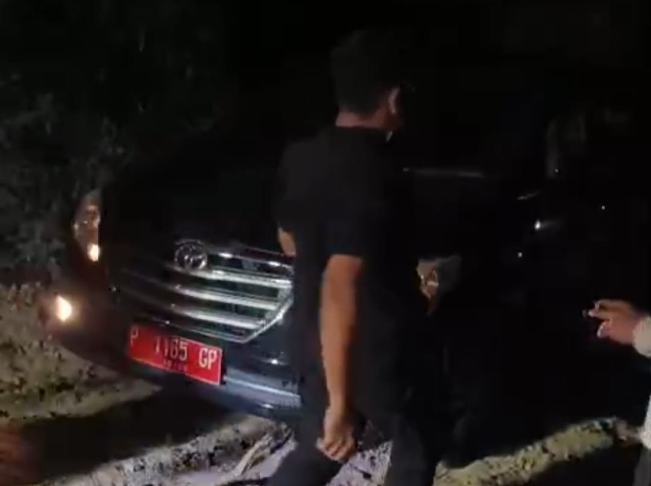 Foto : Proses evakuasi kendaraan dinas (Sugianto/jatimnow.com)