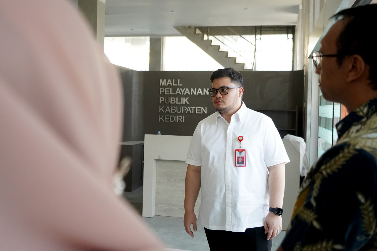 Bupati Kediri Hanindhito Himawan Pramana saat meninjau MPP. (Foto: Pemkab Kediri/jatimnow.com)