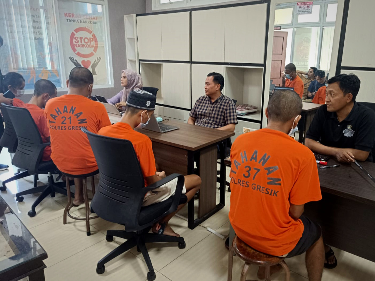 Foto: Para tersangka jaringan narkoba saat diamankan di Polres Gresik. (Polres Gresik/jatimnow.com)