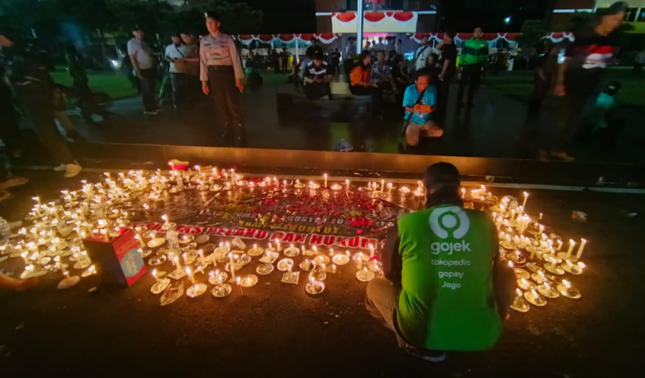 Ojol Surabaya Aksi Lilin, Kenang Rekan yang Tewas