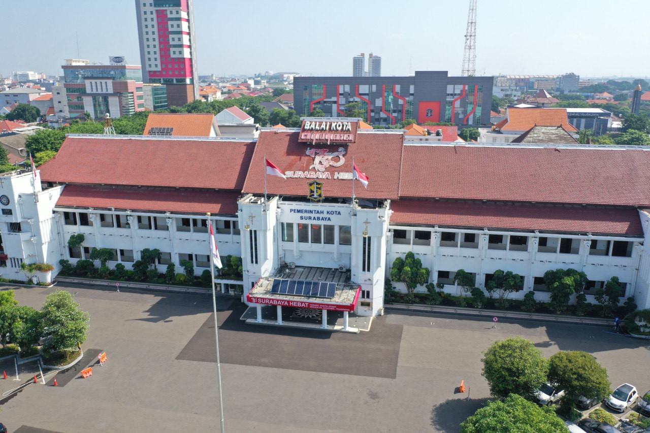 Gedung Balai Kota Surabaya.