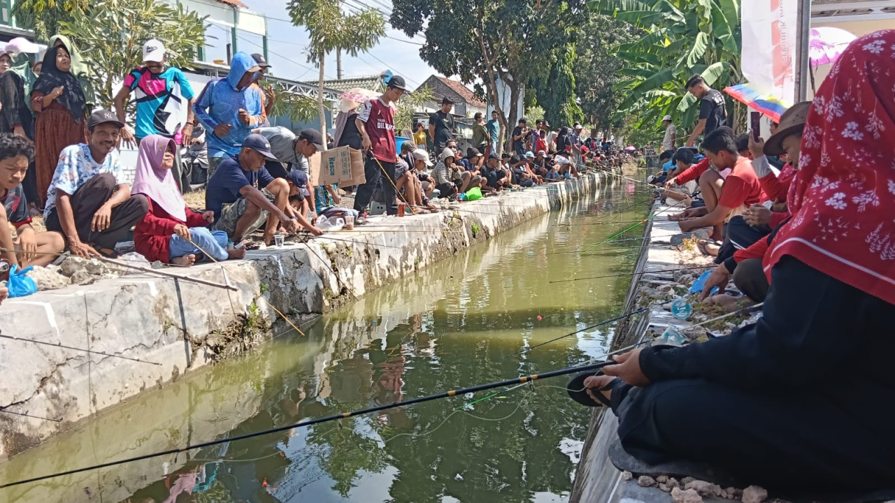 Antusias masyarakat saat mengikuti lomba pancing iklan lele di Desa/Kecamatan Glagah, Lamongan. (Foto: Adyad Ammy Iffansah/jatimnow.com)