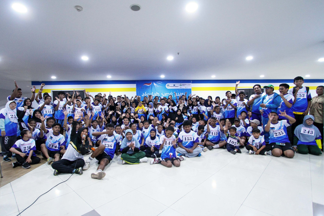 Vice President External Affairs Smelter PTFI Erika Silva bersama ratusan atlet disabilitas Kabupaten Gresik. (Foto: Sahlul Fahmi/jatimnow.com)
