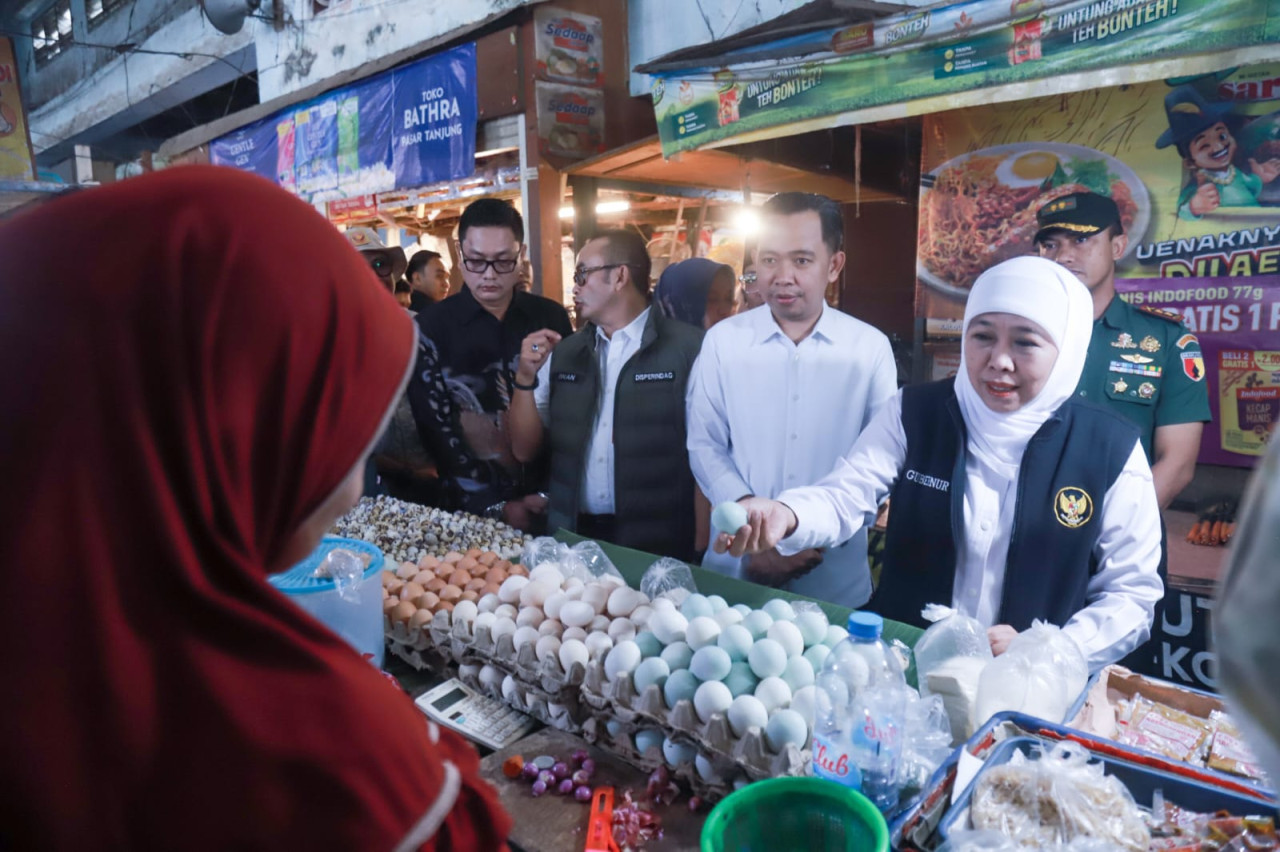 Foto: Gubernur Khofifah Indar Parawansa didampingi Bupati Jember Muhammad Fawait pantau harga di Pasar Tanjung (Diskominfo/jatimnow.com)