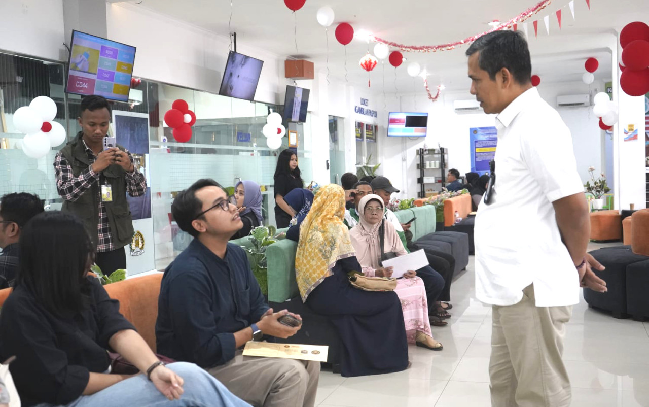 Layanan "Paspor Merdeka" mendapat respons positif dari masyarakat, terutama dari kalangan pekerja yang kesulitan mengurus paspor pada hari kerja. (Foto: Ali Masduki/JatimNow.com).