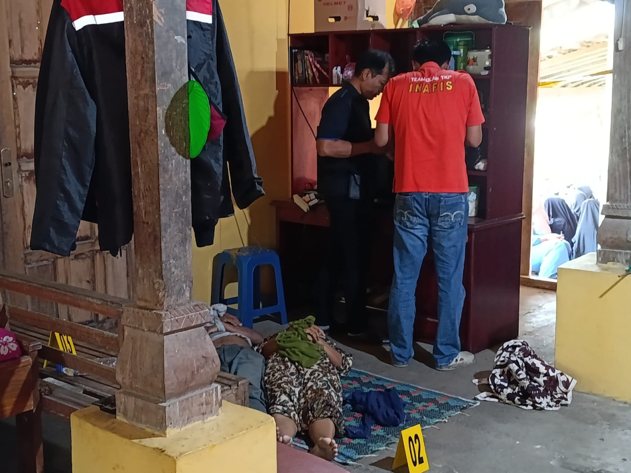 Olah TKP pasutri tewas di Tulungagung. (Foto: Polres Tulungagung/jatimnow.com)