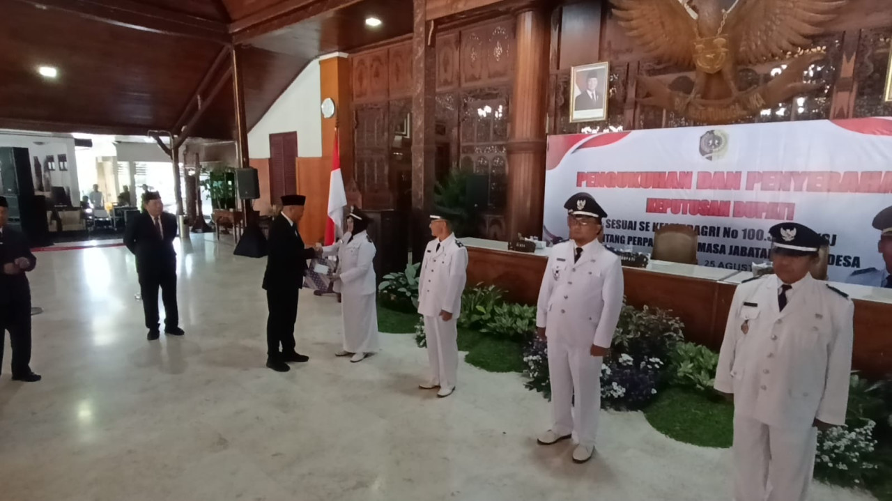 Foto: Bupati Tulungagung Gatut Sunu Wibowo usai melantik 4 kepala desa (Bramanta/jatimnow.com)