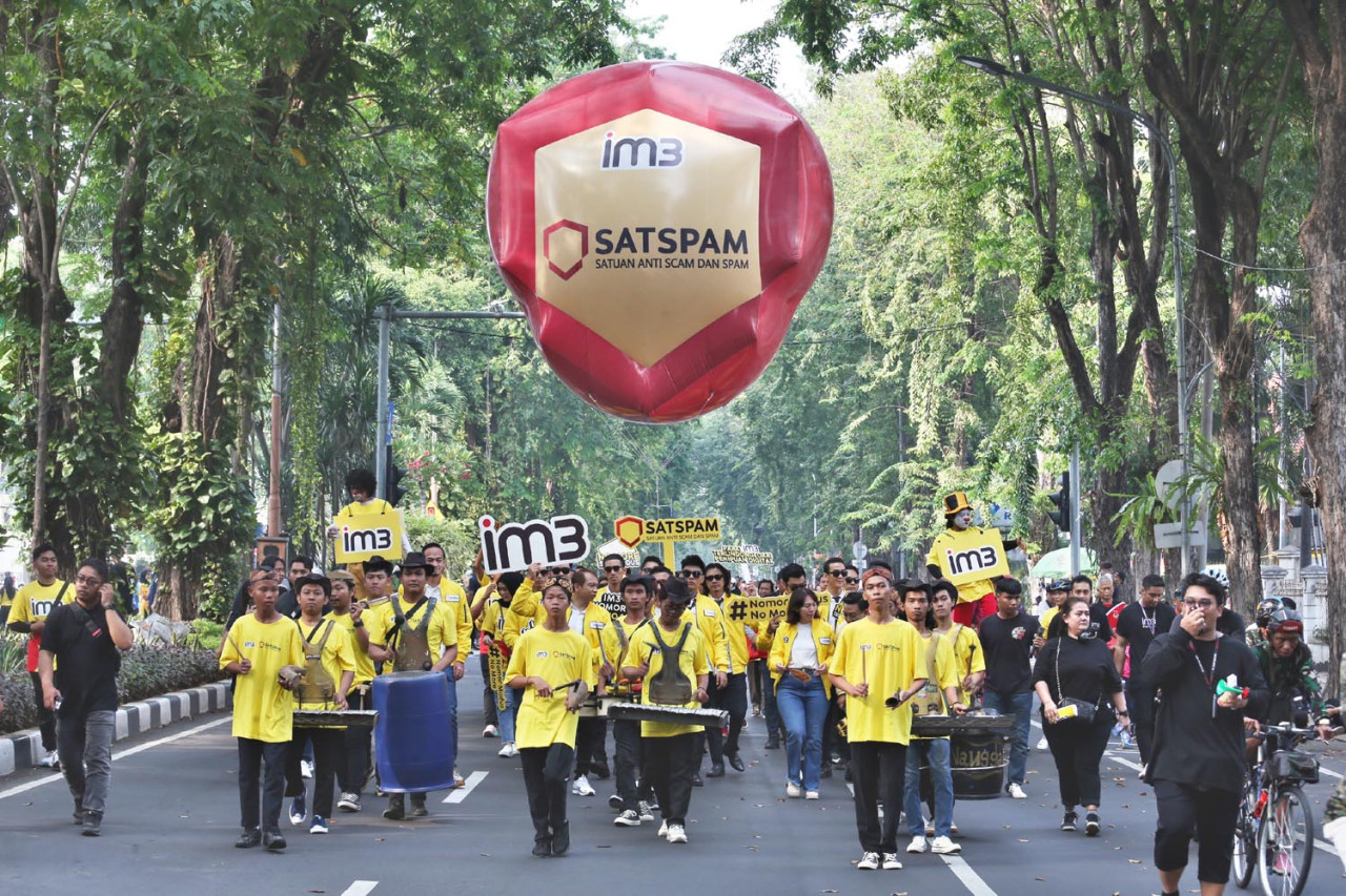 Peluncuran SATSPAM di Surabaya ditandai dengan Parade IM3 SATSPAM yang melibatkan ratusan pasukan kuning di sepanjang Jalan Raya Darmo, Minggu (24/8/2025). (Foto: Ali Masduki/JatimNow.com)