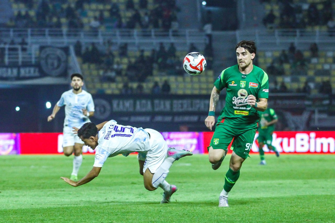 Foto Ilustrasi: Pemain Persebaya, Dejan Tumbas (kanan) saat melawan PSIM Yogyakarta di Stadion Gelora Bung Tomo Surabaya. (Sahlul Fahmi/jatimnow.com)