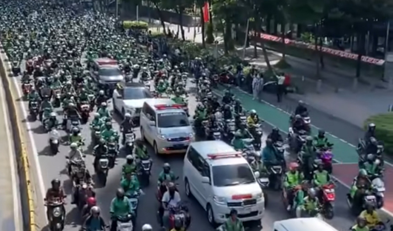 Iringan pemakaman Affan Kurniawan, pengemudi ojek online yang tewas dilindas oda rantis Brimob. (Foto/Tangkapan Layar Media Sosial).