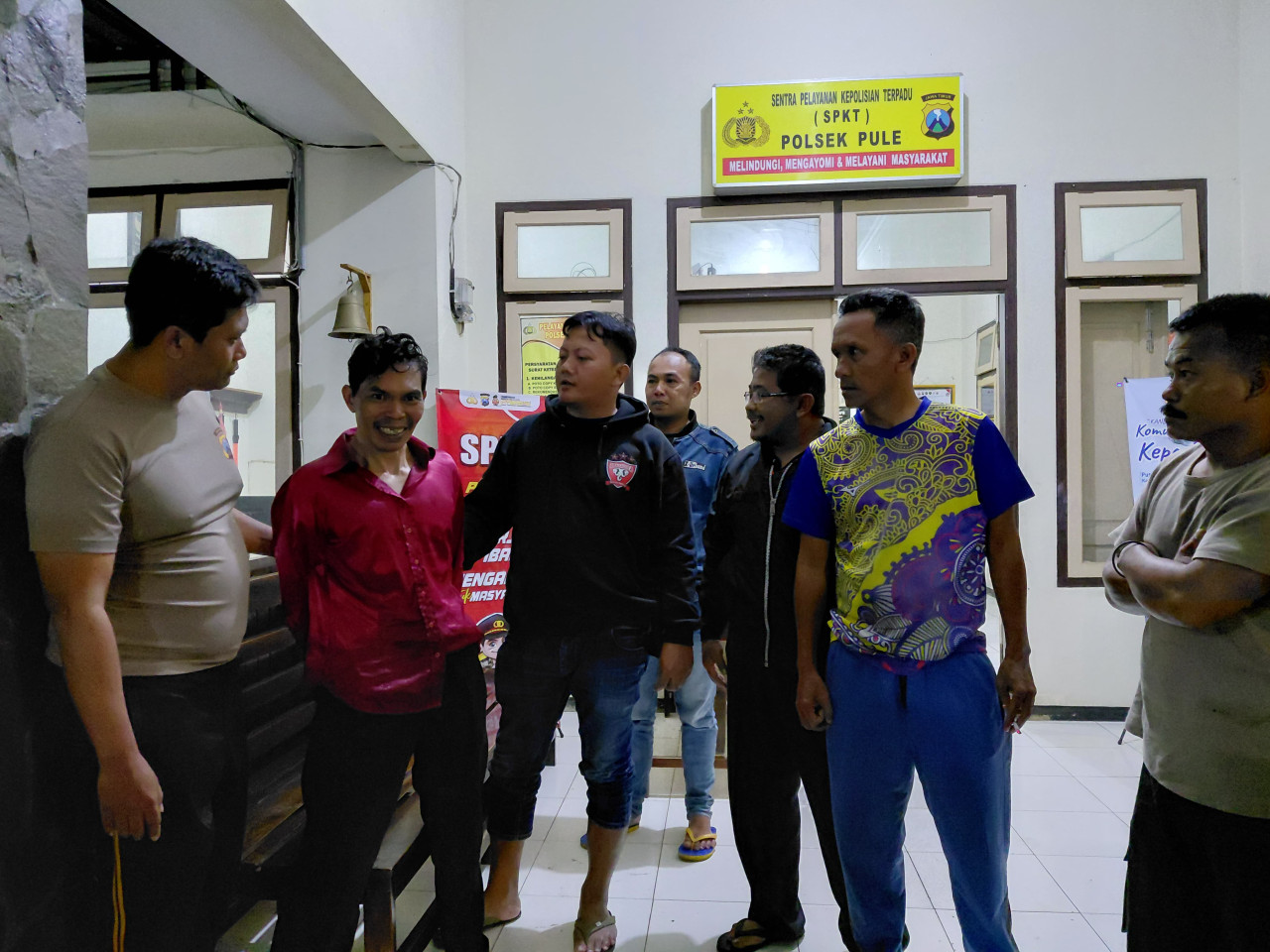 Foto: Pelaku pembakar mobil Kades di Trenggalek saat ditangkap (Polsek Suruh/jatimnow.com)