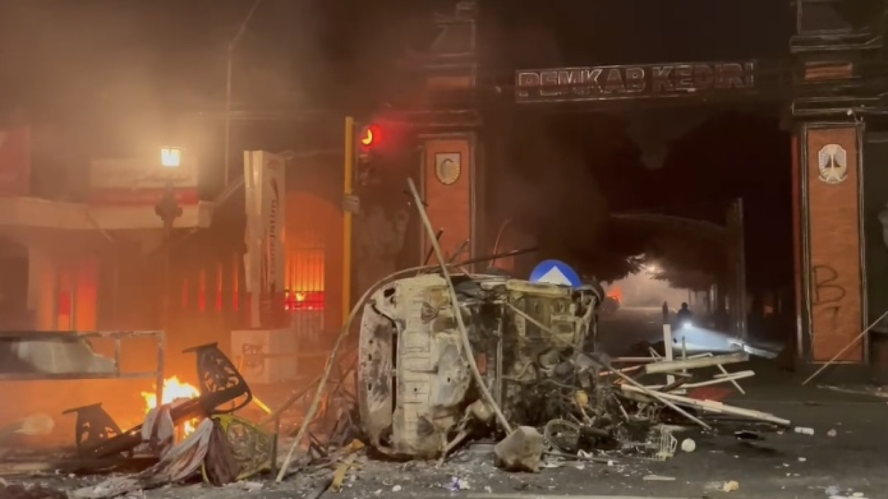 Mobil terbakar di depan Pemkab Kediri. (Foto: Dedy/jatimnow.com)