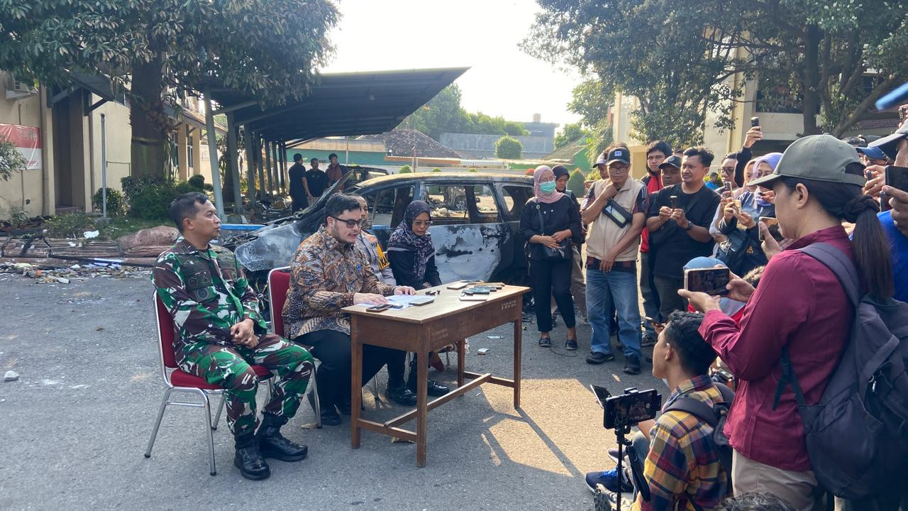 Mas Dhito saat memberikan keterangan pers terkait peristiwa kerusuhan. (Foto: Yanuar Dedy/jatimnow.com)