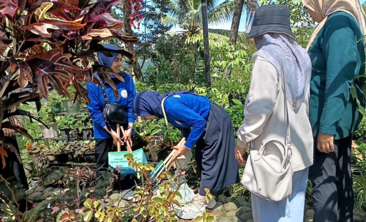 Pelatihan dan penanaman Tanaman Obat Keluarga (TOGA) di Desa Ngadimulyo, Kecamatan Kampak, Kabupaten Trenggalek. (Foto/JatimNow.com).