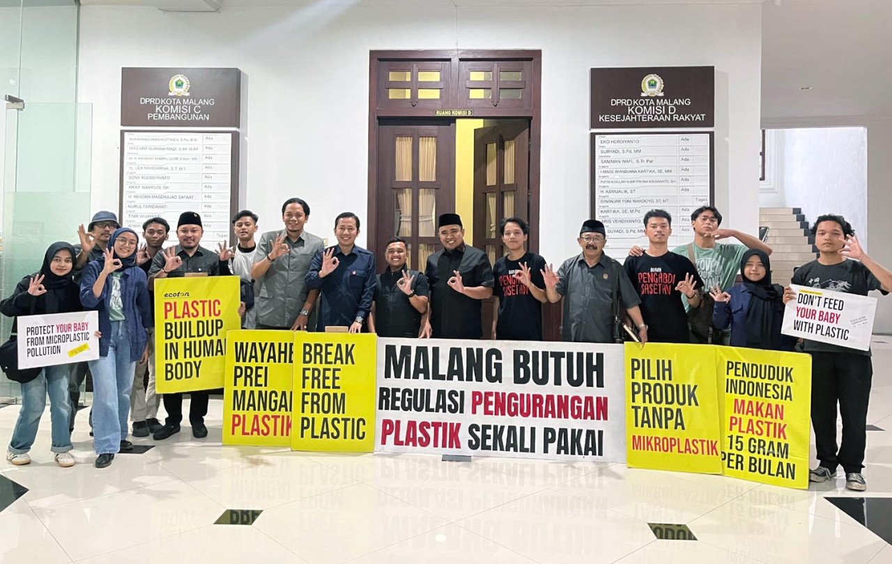 Pegiat lingkungan usai audiensi bersama Komisi C DPRD Kota Malang. Foto: Ecoton for JatimNow.com