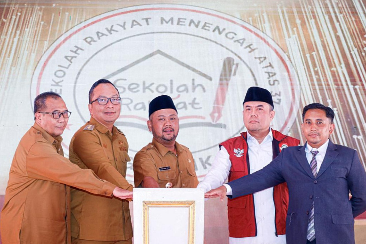 Bupati Gresik Fandi Akhmad Yani (tengah) saat peresmian SRMA 37 Gresik. (Foto: Diskominfo Gresik for jatimnow.com)