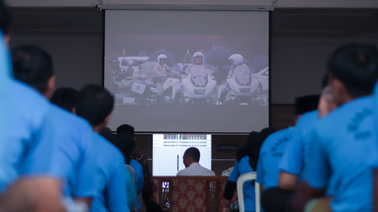 Pemutaran film usai penyerahan sertifikat perpustakaan nasional di Lapas Kediri. (Foto: Lapas Kediri for jatimnow.com)