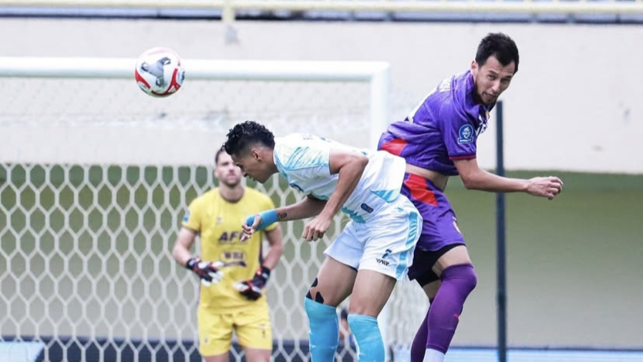 Duel pemain Persik Kediri vs PSBS Biak. (Foto: Persik Kediri/jatimnow.com)