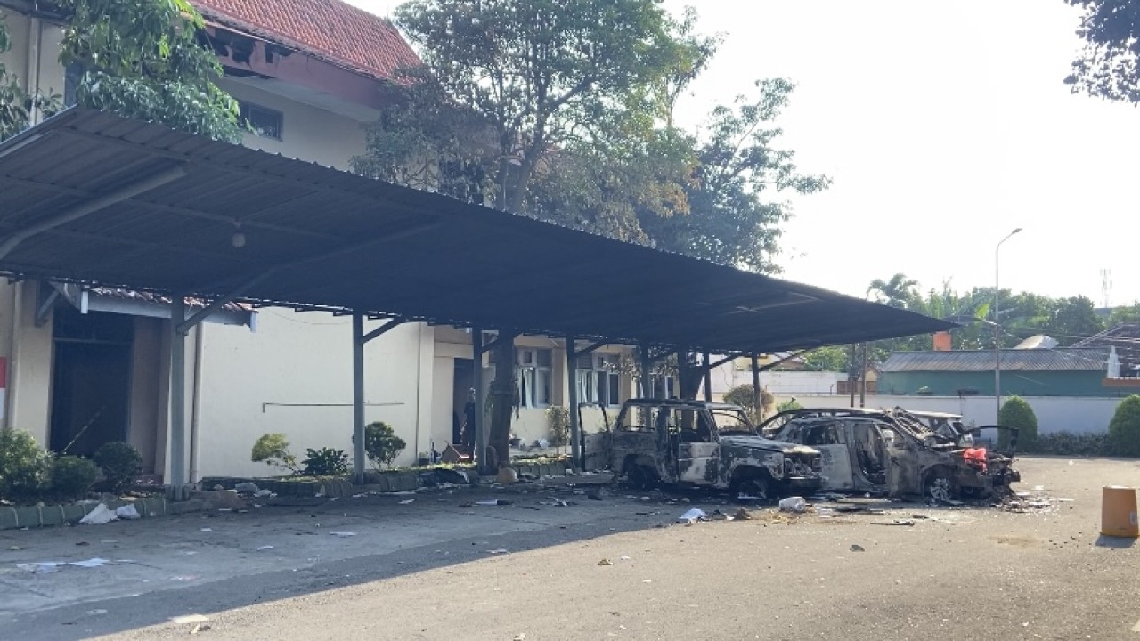 Penampakan dalam kantor Pemkab Kediri pasca kerusuhan. (Foto: Yanuar Dedy/jatimnow.com)