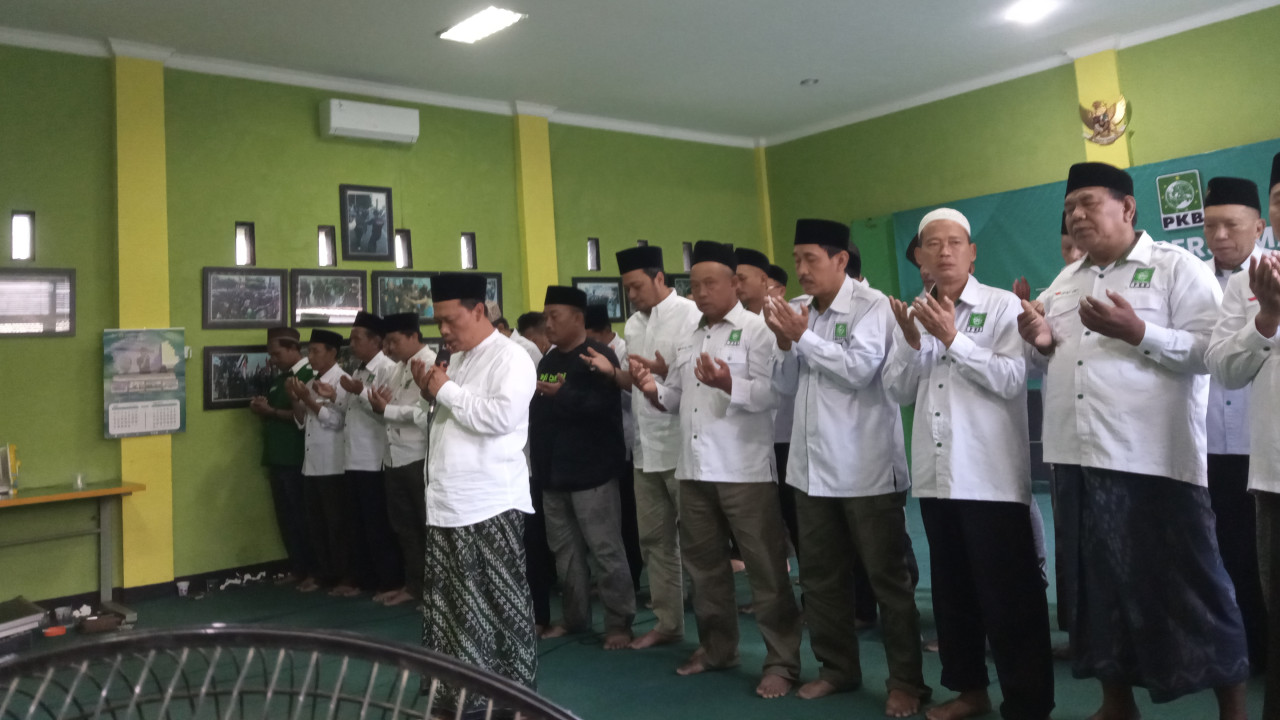 Salat Gaib dan doa bersama di Kantor DPC PKB Jember. (Foto: Sugianto/jatimnow.com)