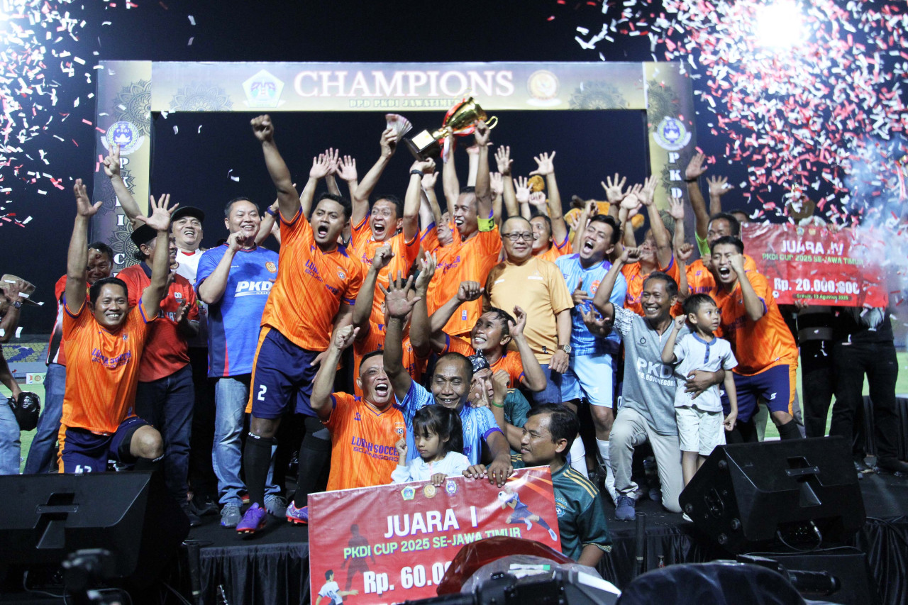 Tim sepak bola PKDI Bojonegoro saat angkat trophy juara Turnamen Sepak Bola PKDI Jatim 2025. (Foto: Sahlul Fahmi/jatimnow.com)