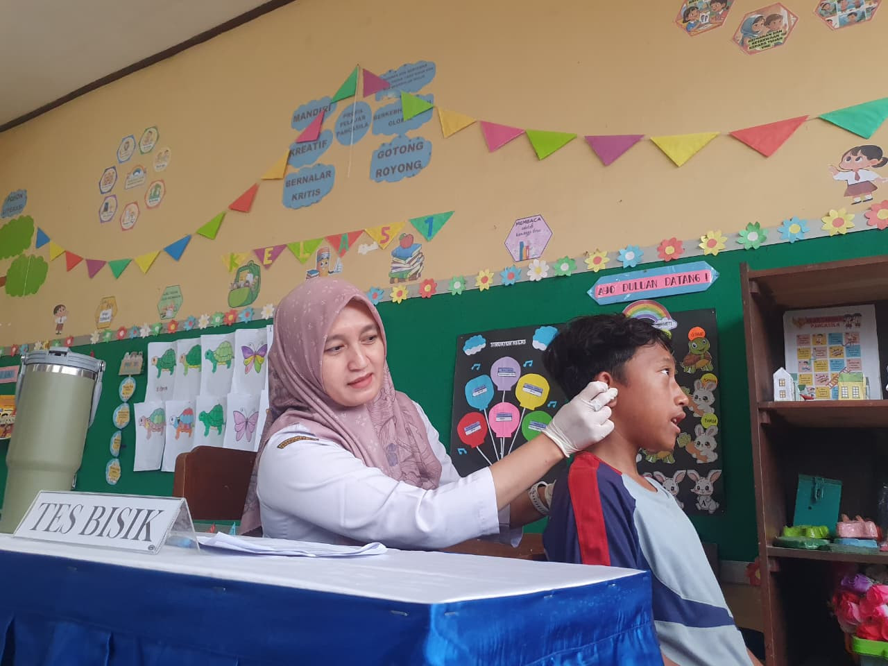 Foto: Petugas memeriksa kondisi kesehatan siswa di Tulungagung (Bramanta/jatimnow.com)