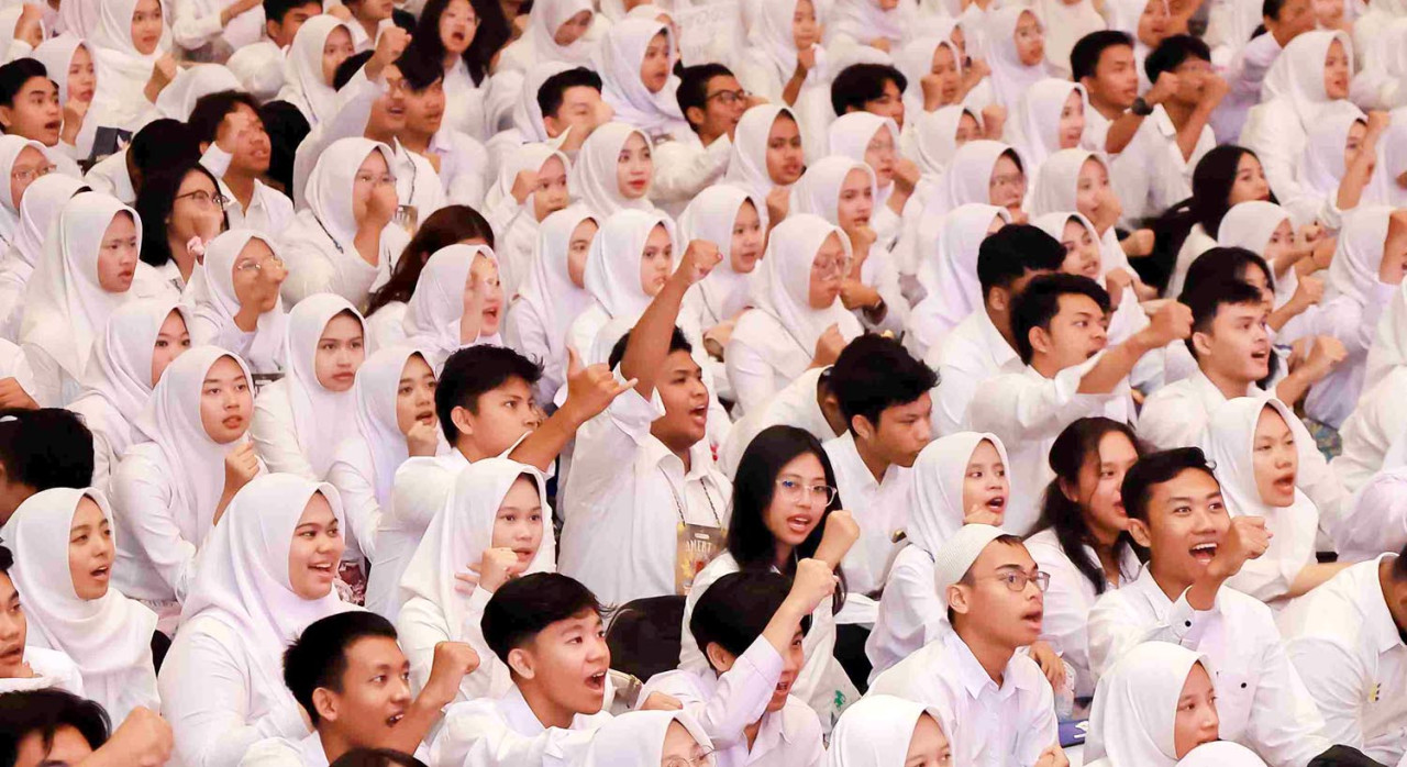 Mahasiswa baru Universitas Airlangga ketika mengikuti penutupan PKKMB Unair, Sabtu (9/8/2025). Foto: Humas Unair for JatimNow.com