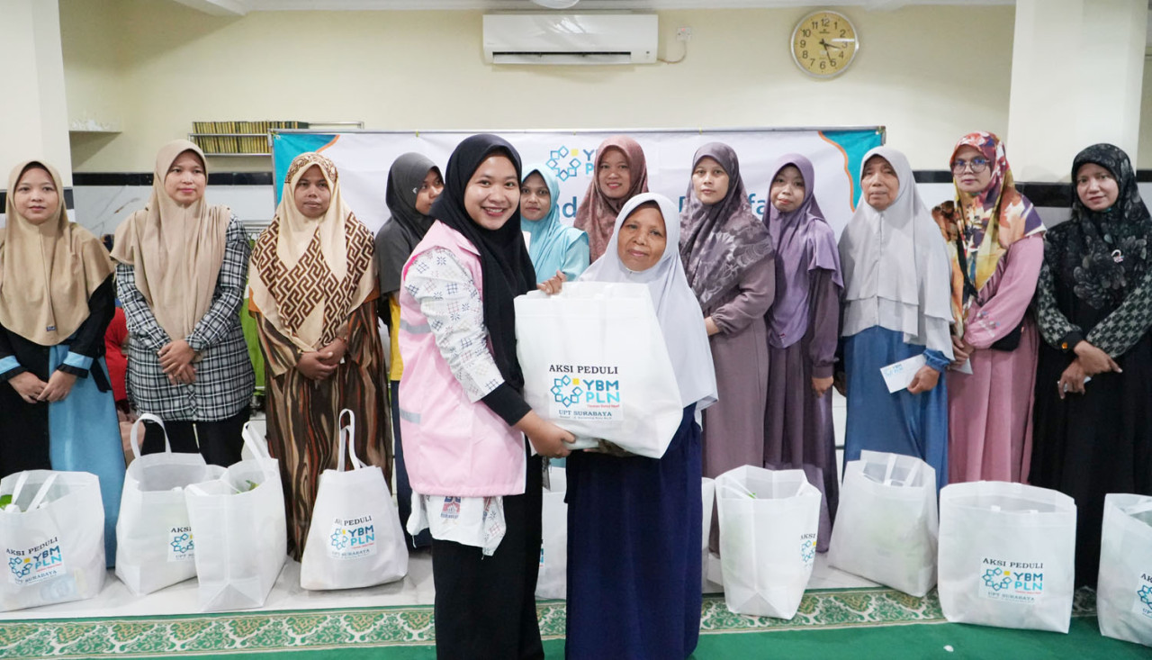 PLN UPT Surabaya mendistribusikan puluhan paket sembako dan bingkisan Muharram, Jumat (8/8/2025). Foto: Ali Masduki/JatimNow.com