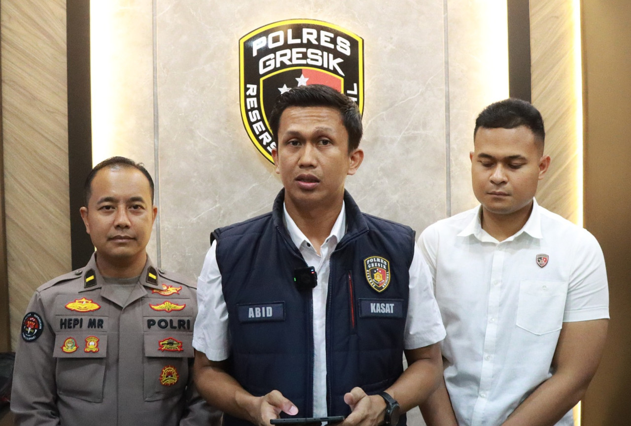 Kasatreskrim Polres Gresik, AKP Abid Uais Al-Qarni Aziz (tengah), saat konferensi pers ungkap kasus tambang ilegal galian C di Bungah. (Foto: Polres Gresik)