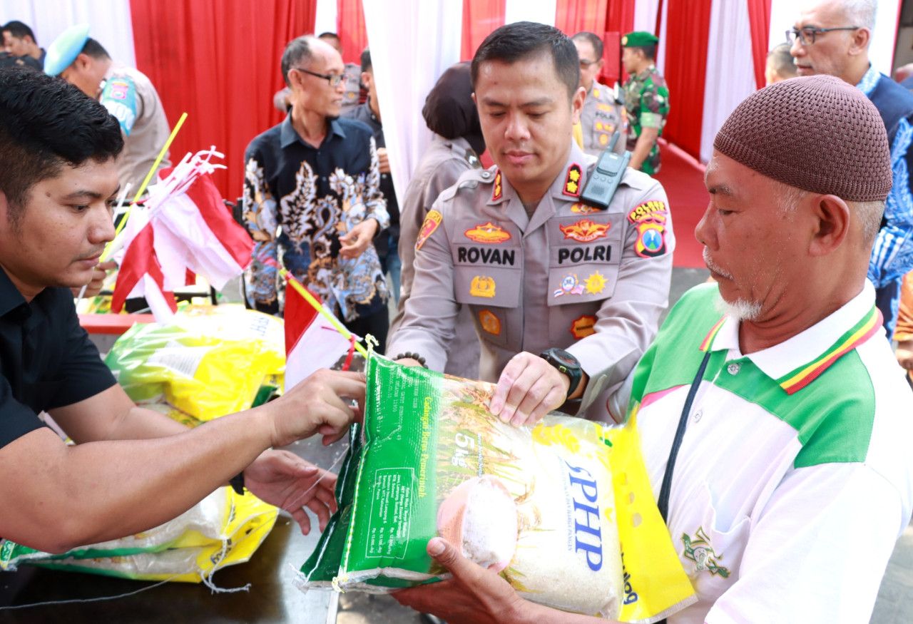 Kapolres Gresik AKBP Rovan Richard Mahenu di acara Gerakan Pangan Murah (GPM) di Pasar Burung Giri, Kebomas. (Foto: Humas Polres Gresik/jatimnow.com)