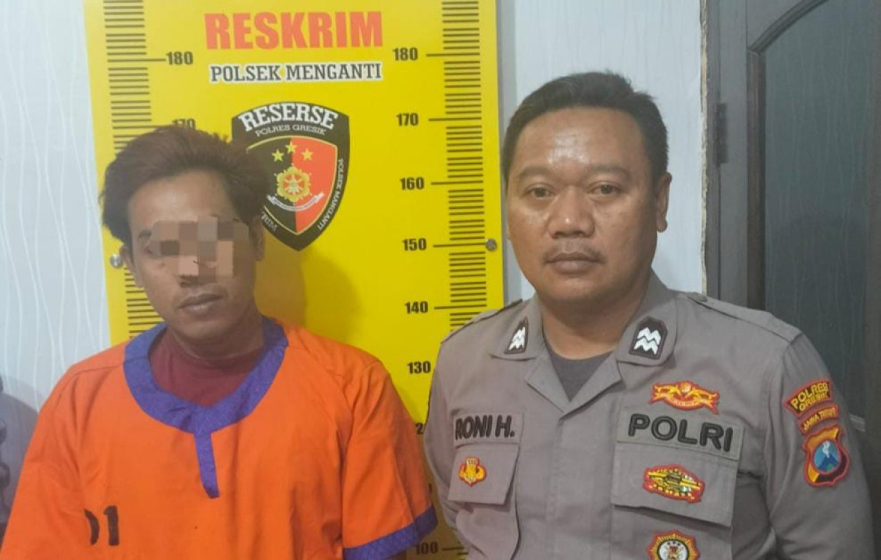 Pelaku saat diamankan di Polsek Menganti Polres Gresik. (Foto: Humas Polres Gresik)