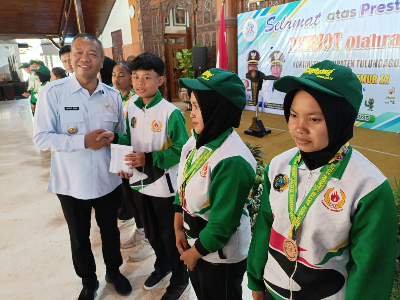 Foto: Bupati Tulungagung Gatut Sunu Wibowo saat menyerahkan bonus bagi atlet Porprov (Bramanta/jatimnow.com)