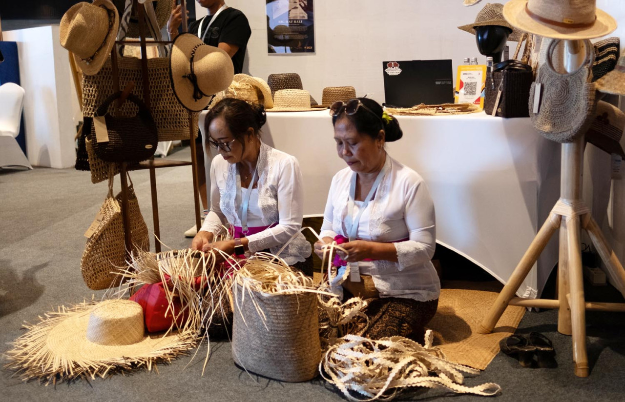 Berbagai pengusaha produk-produk kreatif dan kerajinan tangan dari para seniman lokal turut berpartisipasi dalam festival ini. (Foto/JatimNow.com)