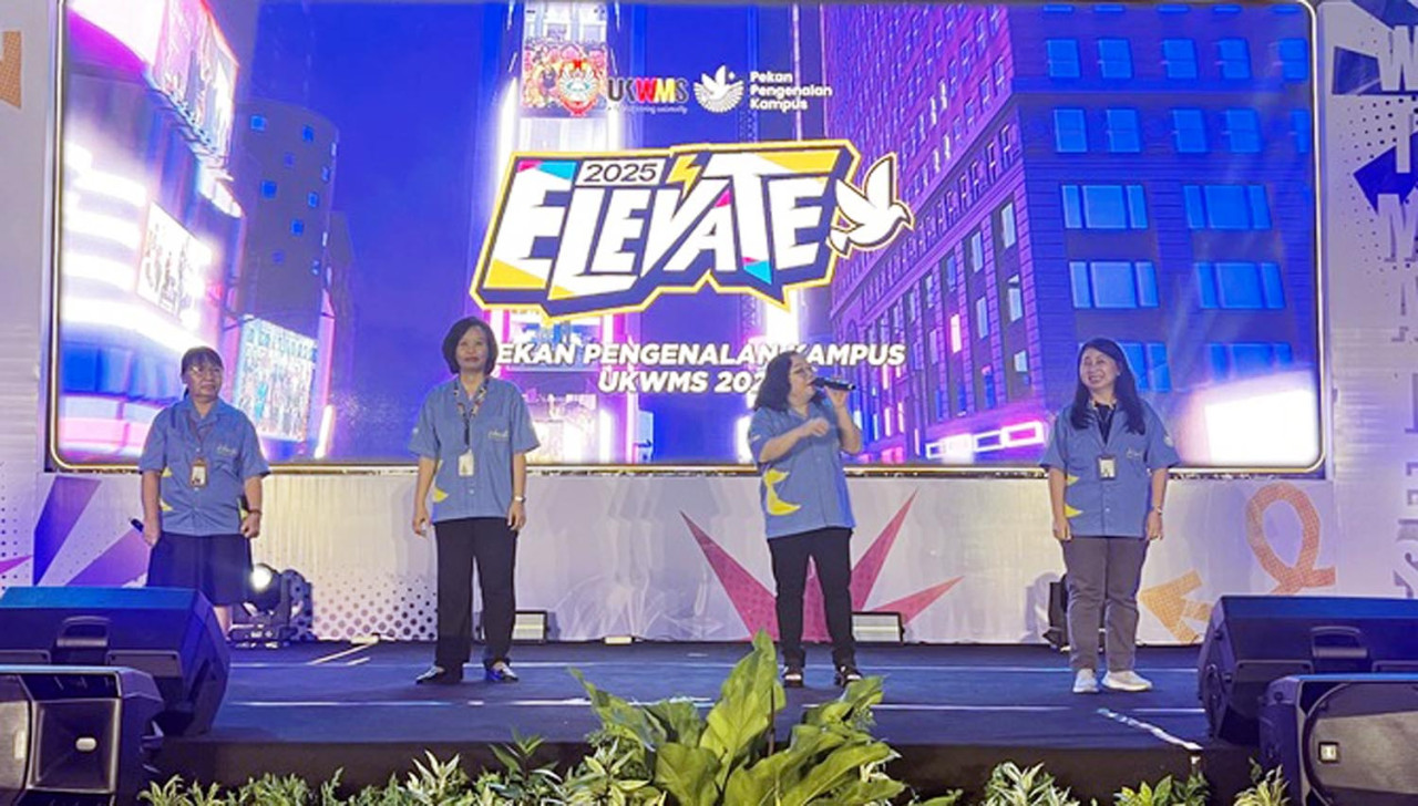 Dari kiri, Rektorat UKWMS mulai WR III Esti Susanti, WR II Erna Susilawati, Rektor Sumi Wijaya, dan WR I Lanny Hartanti saat perkenalan dengan mahasiswa baru UKWMS (Foto/Dok. PPK UKWMS 2025)