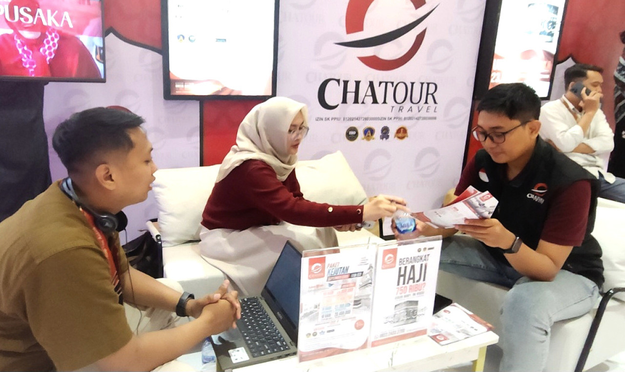 Calon jemaah Umroh mencari informasi di booth Chatour Travel, saat pameran bergengsi di Royal Plaza Surabaya.  (Foto: Ali Masduki/JatimNow.com)