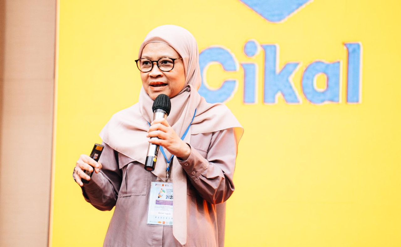 Psikolog Vitriani Sumarlis dari Sekolah Cikal mempresentasikan penelitian mengenai pendidikan inklusi di Konferensi Pendidikan Inklusi Indonesia 2025. (Foto: Dok.Cikal)