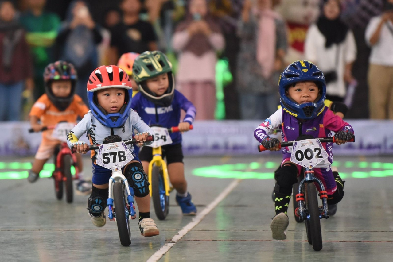 Aksi menggemaskan para rider bocil di ajang Bhumi Panji Kertapati Volume 3.0 Pushbike Championship Piala Wali Kota Kediri, di GOR Jayabaya Kota Kediri, Sabtu (2/7/2025). (Foto: Pemkot Kediri/jatimnow.com)