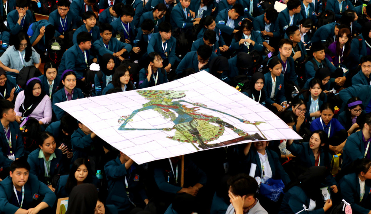 Orientasi Unik di Ubaya, Mahasiswa Baru Susun Puzzle Wayang Raksasa