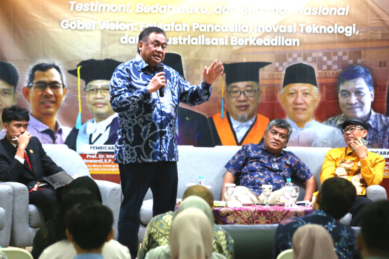 Rachmad Gobel, menjadi salah satu pembicara di Kampus B, Universitas Airlangga (UNAIR) Surabaya pada Senin, 25 Agustus 2025. (Foto: Ali Masduki/JatimNow.com).