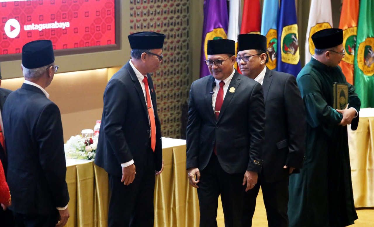 Prof Mulyanto Nugroho (tengah), usai mengambil sumpah jabatan sebagai Rektor Universitas 17 Agustus 1945 (Untag) Surabaya untuk periode masa jabatan 2025-2029. (Foto: Ali Masduki/jatimnow.com)