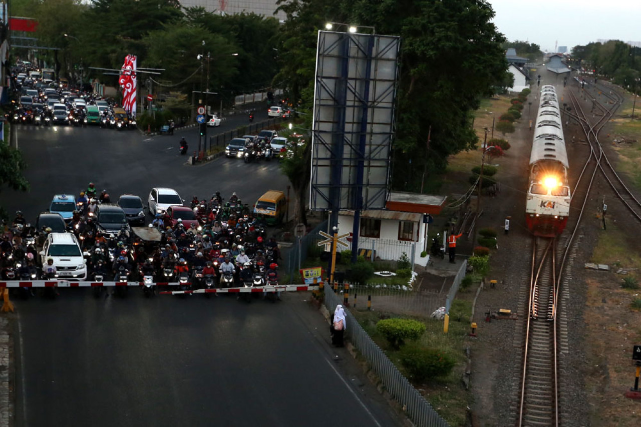 Kereta Api melintas di bawah Flyover Mayangkara, Surabaya, Jawa Timur, Selasa (29/7/2025). Foto: Ali Masduki/JatimNow.com