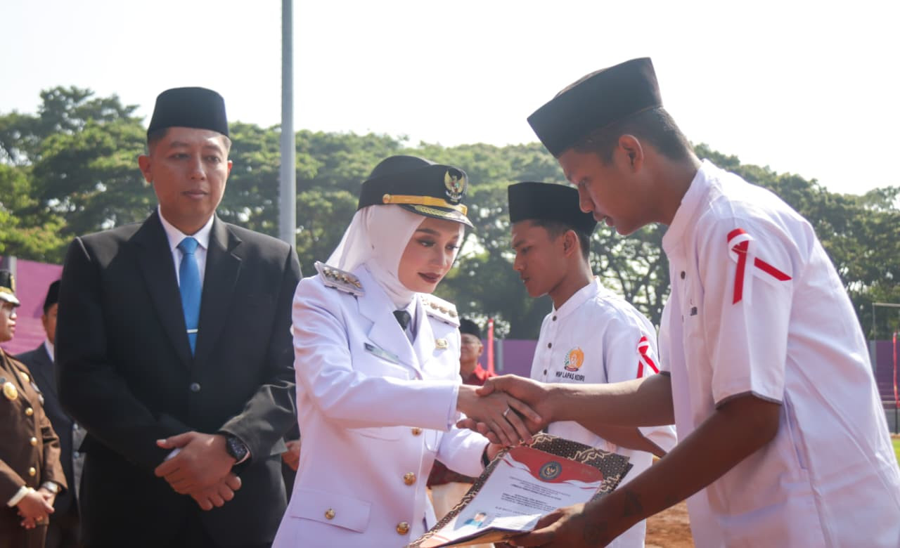 Pemberian remisi warga binaan dalam upacara HUT ke-80 RI. (Foto: Lapas Kediri/jatimnow.com)