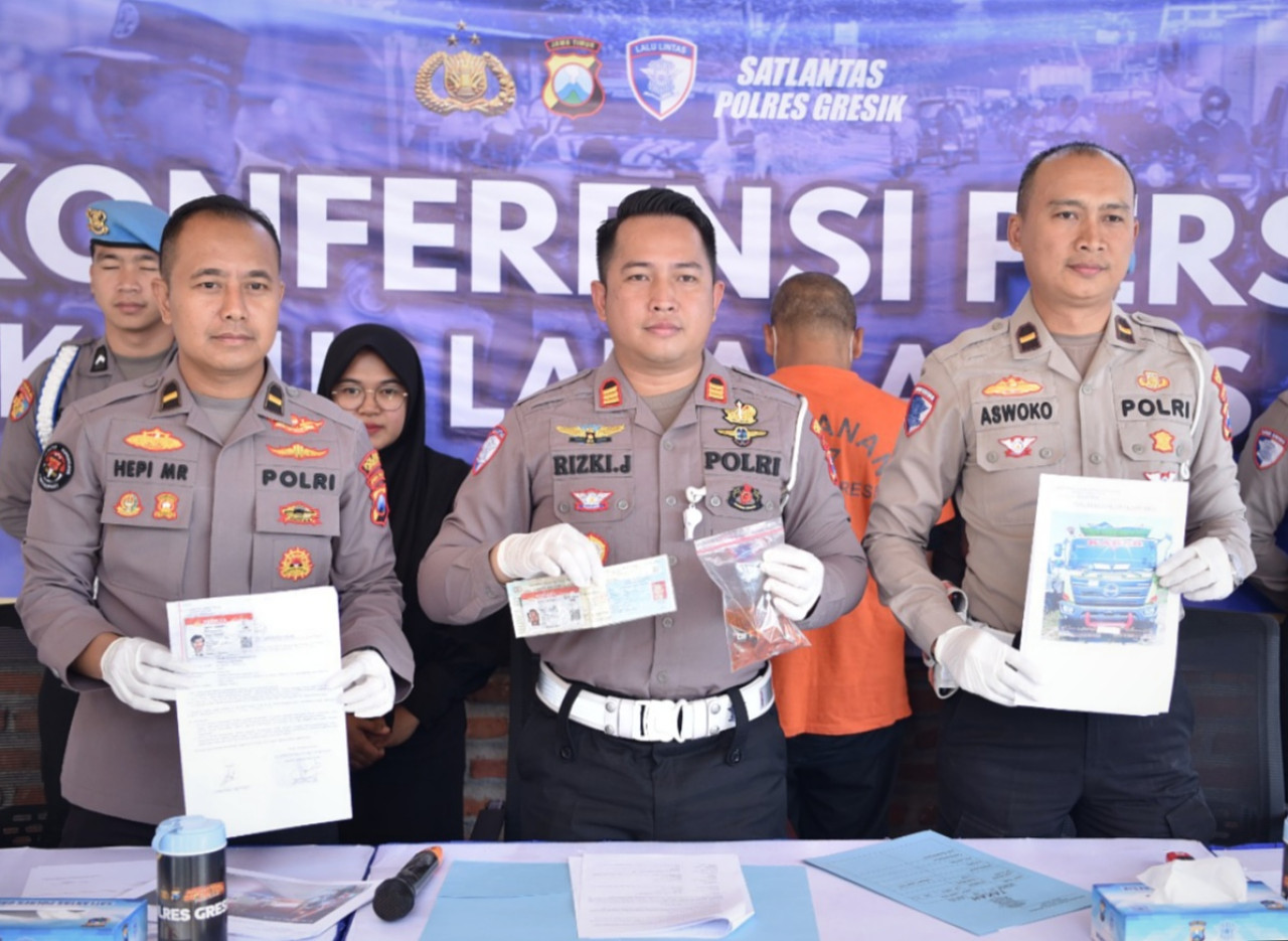 Foto: Kasat Lantas Polres Gresik, AKP Rizky Julianda Putera Buna (tengah) saat memimpin konferensi pers penangkapan pelaku tabrak lari. (Humas Polres Gresik/jatimnow.com)