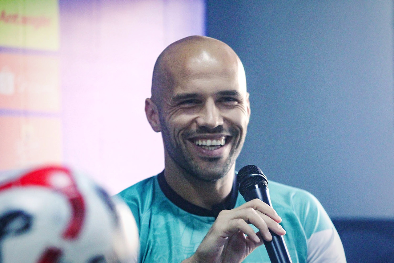 Foto: Risto Mitrevski saat pre match press conference, Kamis (7/8/2025). (Sahlul Fahmi/jatimnow.com)