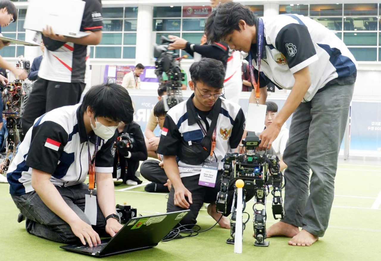 Tim Ichiro ITS sedang mempersiapkan robotnya sebelum bertanding. (Foto: Humas ITS for JatimNow.com)