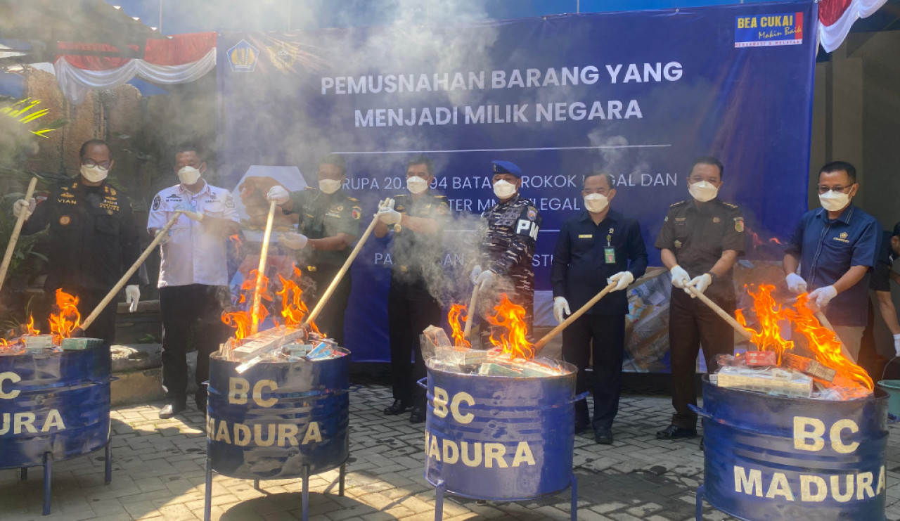 Bea Cukai juga gencar melakukan pencegahan dan penindakan BKC ilegal dari hulu hingga hilir, dengan target utama pabrik rokok ilegal dan pedagang yang terlibat dalam peredaran rokok ilegal. Foto/JatimNow.com
