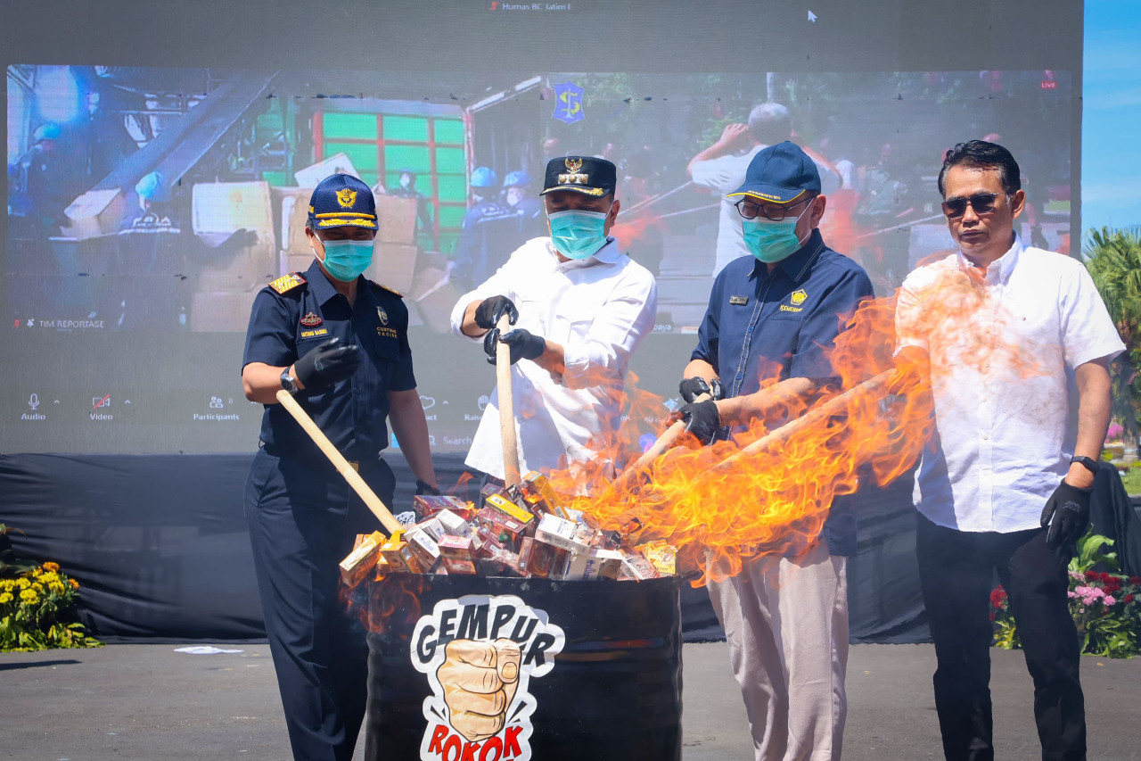 Pemusnahan rokok ilegal. (Foto: Pemkot Surabaya/jatimnow.com)