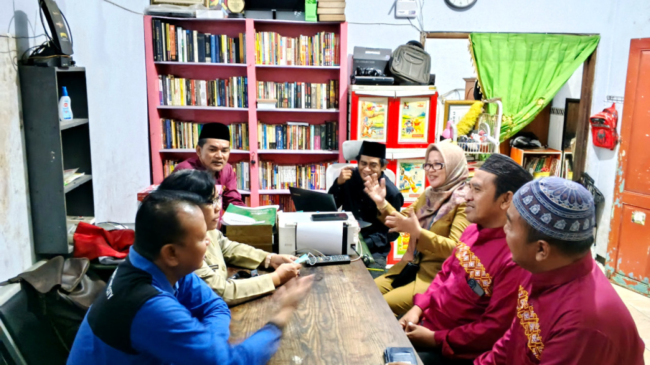 Lurah Sidodadi, Eka Puji Astutie, bersama jajaran berada di Balai Rumah Literasi Digital. Foto: Ali Masduki/JatimNow.com