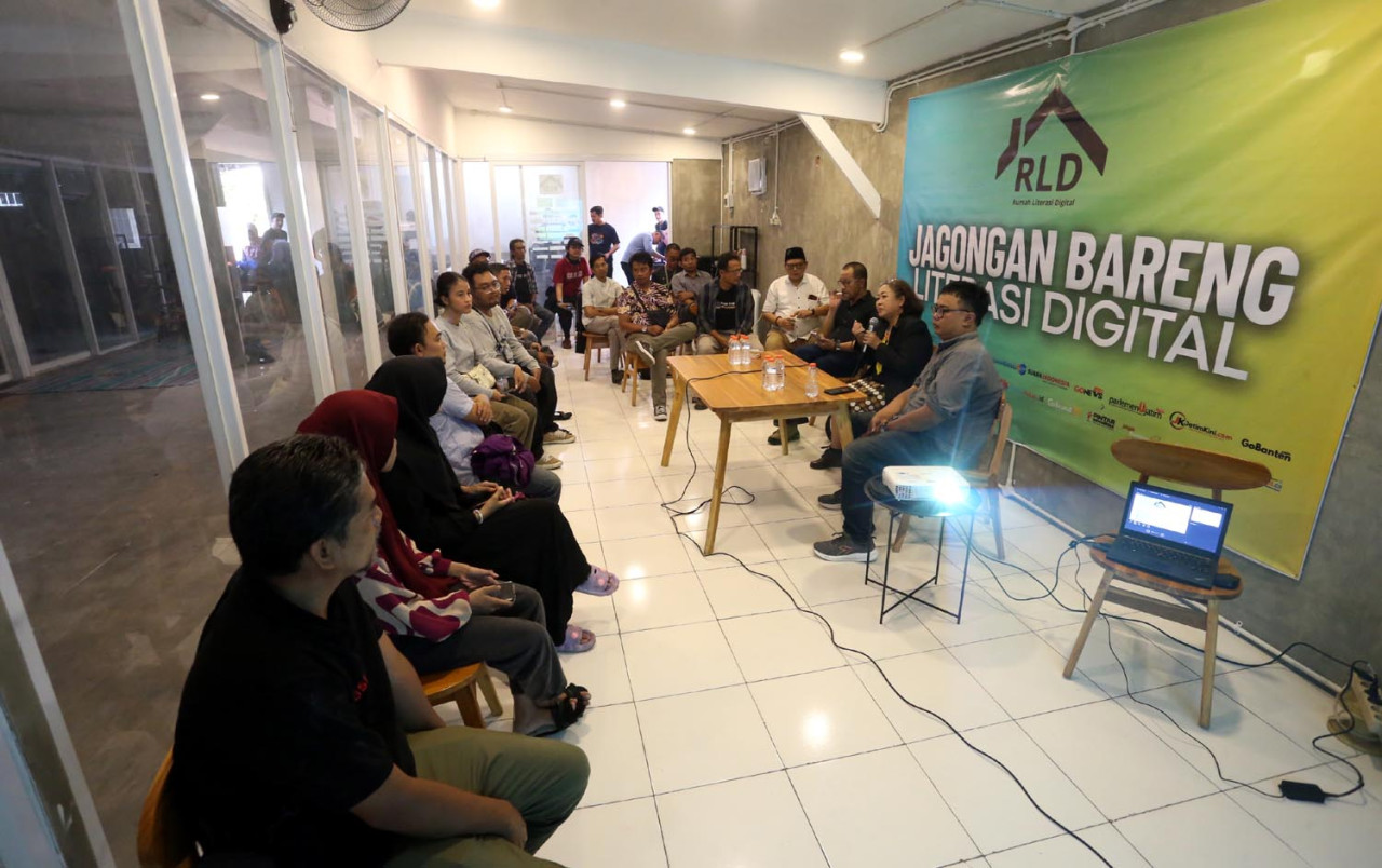 "Jagongan Bareng" Rumah Literasi Digital (RLD) di Balai RLD, Jalan Kacapiring No. 6 Surabaya, Selasa (26/8/2025). (Foto: Ali Masduki/JatimNow.com)