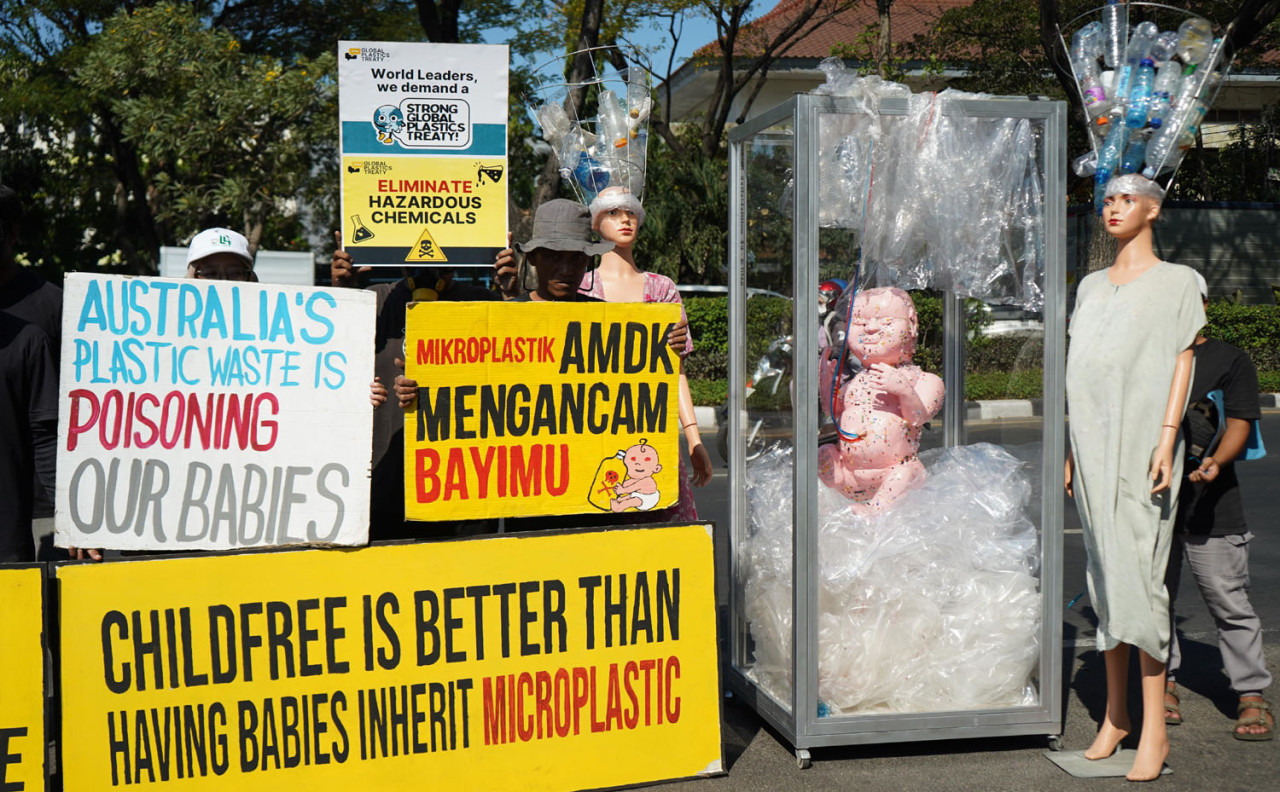 Aksi Ecoton di Surabaya menuntut Australia hentikan kiriman sampah plastik yang mencemari lingkungan dan mengancam kesehatan bayi, Rabu (06/8/2025). Foto: Ecoton for JatimNow.com
